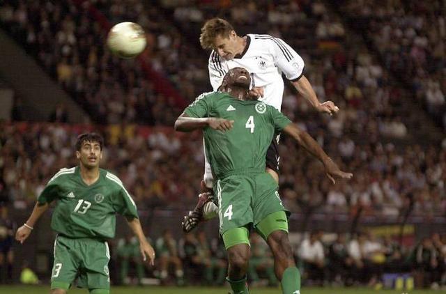勝利11人2002怎么踢世界杯（2002年德國隊挺進決賽不止運氣：頭球戰術+巨星光環=世界杯傳奇！）