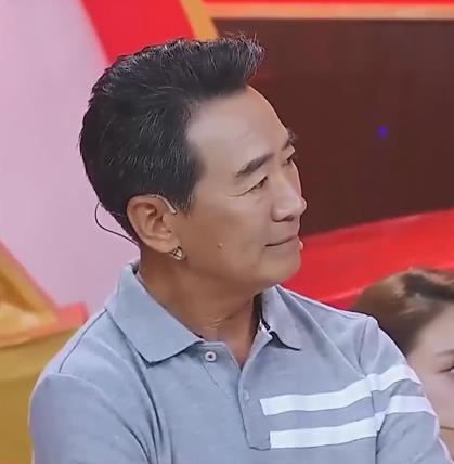 與半人高兒子同框（66歲寇振海和12歲兒子同框，兒子個頭趕超爸爸，卻被吐槽像爺孫）