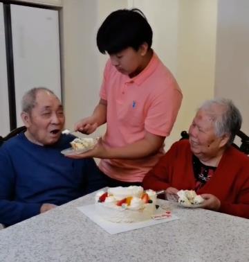 與半人高兒子同框（鄧亞萍一家三口罕同框，15歲兒子比爸還高，嘴邊一圈胡茬顯成熟）