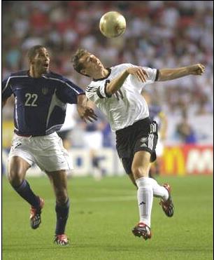 勝利11人2002怎么踢世界杯（2002年德國隊挺進決賽不止運氣：頭球戰術+巨星光環=世界杯傳奇！）