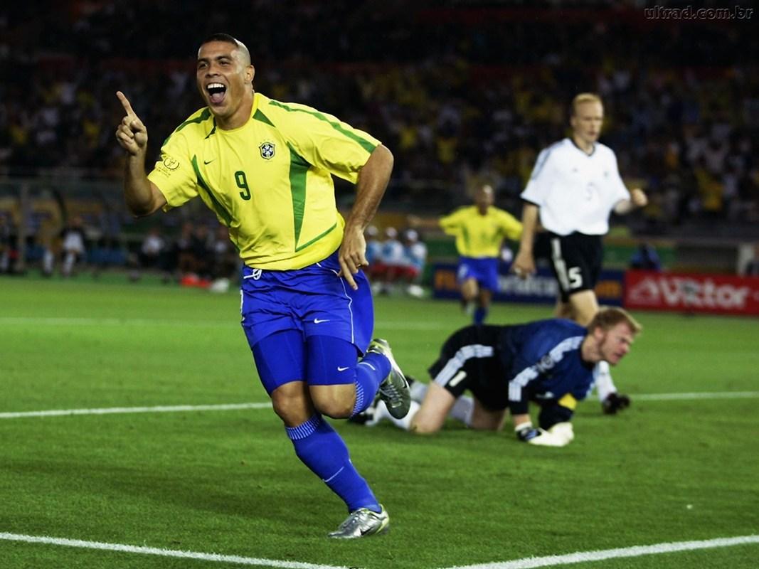 勝利11人2002怎么踢世界杯（2002年德國隊挺進決賽不止運氣：頭球戰術+巨星光環=世界杯傳奇！）