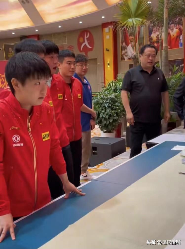 乒乓球手可以撐桌子嗎（王楠陪同億萬富豪畫畫，國乒7大主力圍觀，孫穎莎雙手按桌，有范）