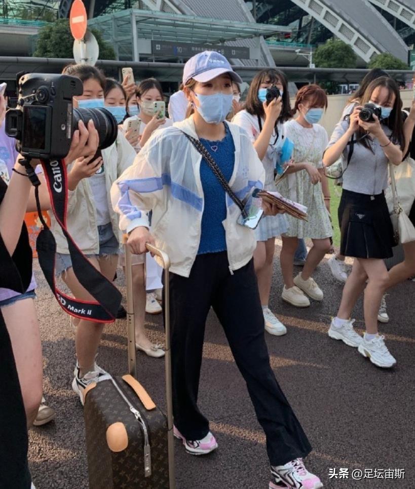 乒乓球手可以撐桌子嗎（王楠陪同億萬富豪畫畫，國乒7大主力圍觀，孫穎莎雙手按桌，有范）