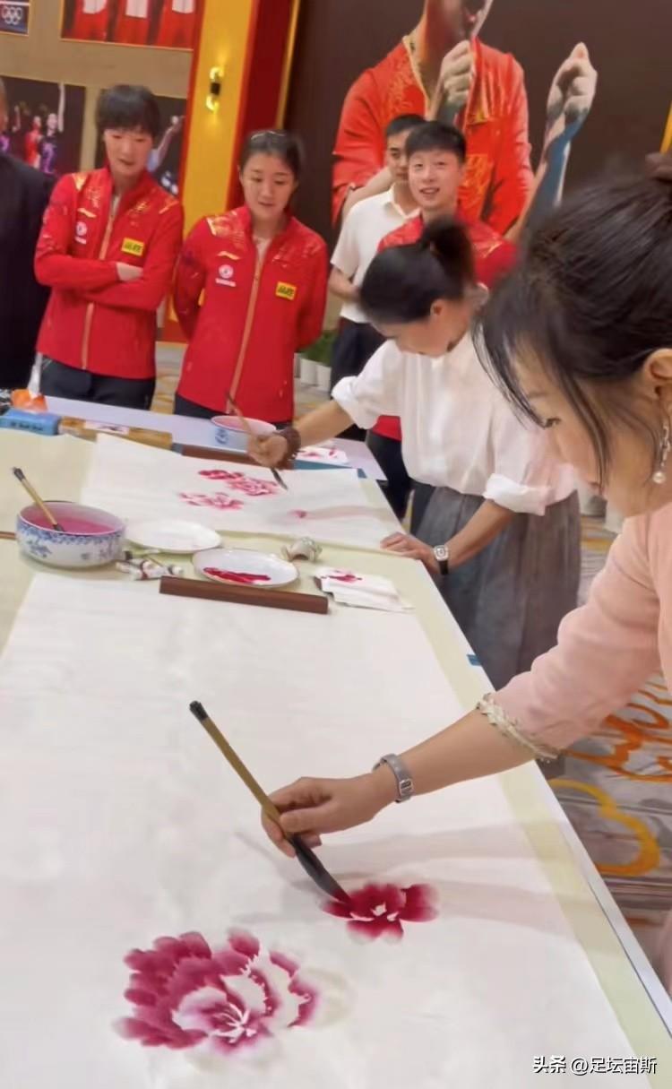 乒乓球手可以撐桌子嗎（王楠陪同億萬富豪畫畫，國乒7大主力圍觀，孫穎莎雙手按桌，有范）