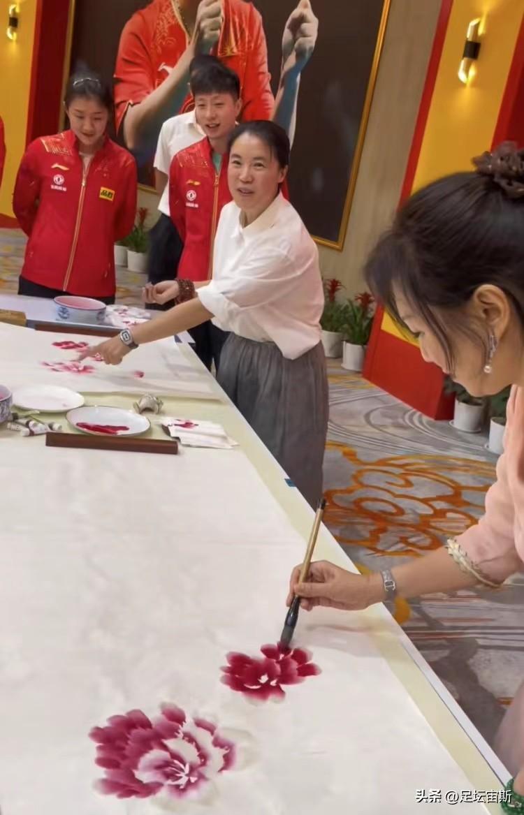 乒乓球手可以撐桌子嗎（王楠陪同億萬富豪畫畫，國乒7大主力圍觀，孫穎莎雙手按桌，有范）