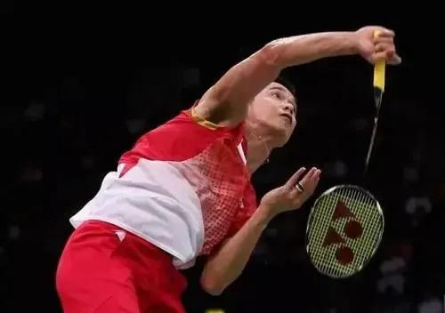 怎么練羽毛球發(fā)力（羽毛球球友進(jìn)階必須掌握發(fā)力技巧閃腕=鞭打技術(shù)）