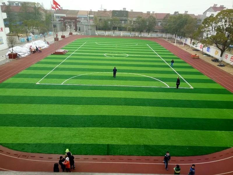 人工草坪適合哪種足球鞋（如何正確的在人造草坪場地上運動）