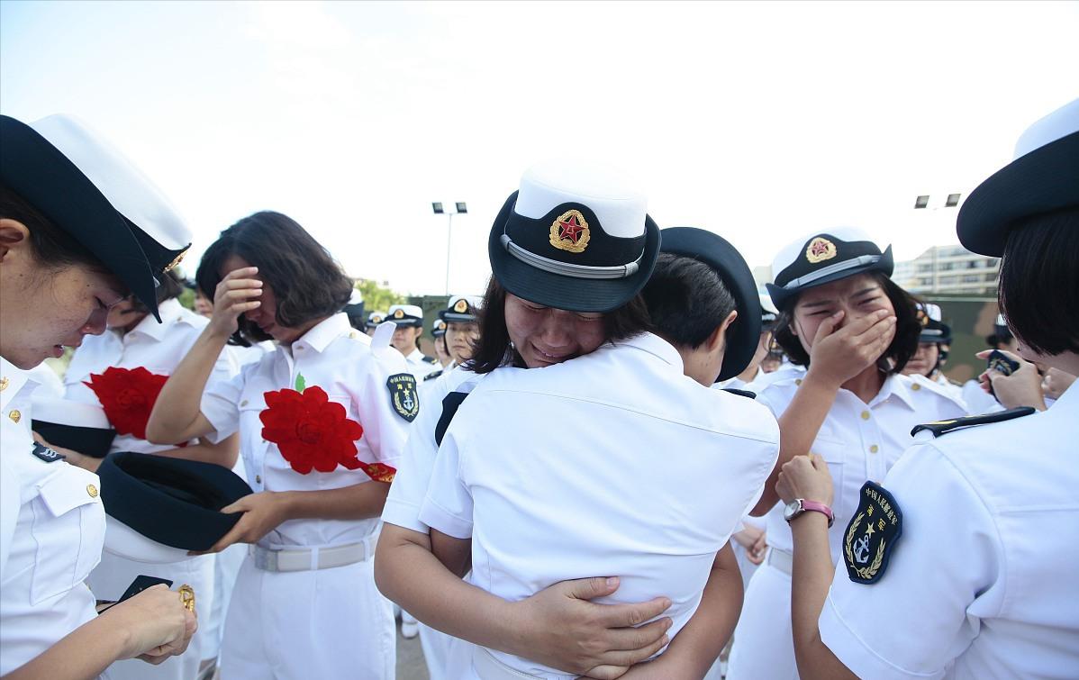 是繼續留隊還是先簽后換（兩年義務兵期滿，是“走”還是“留”，該如何抉擇？建議了解）