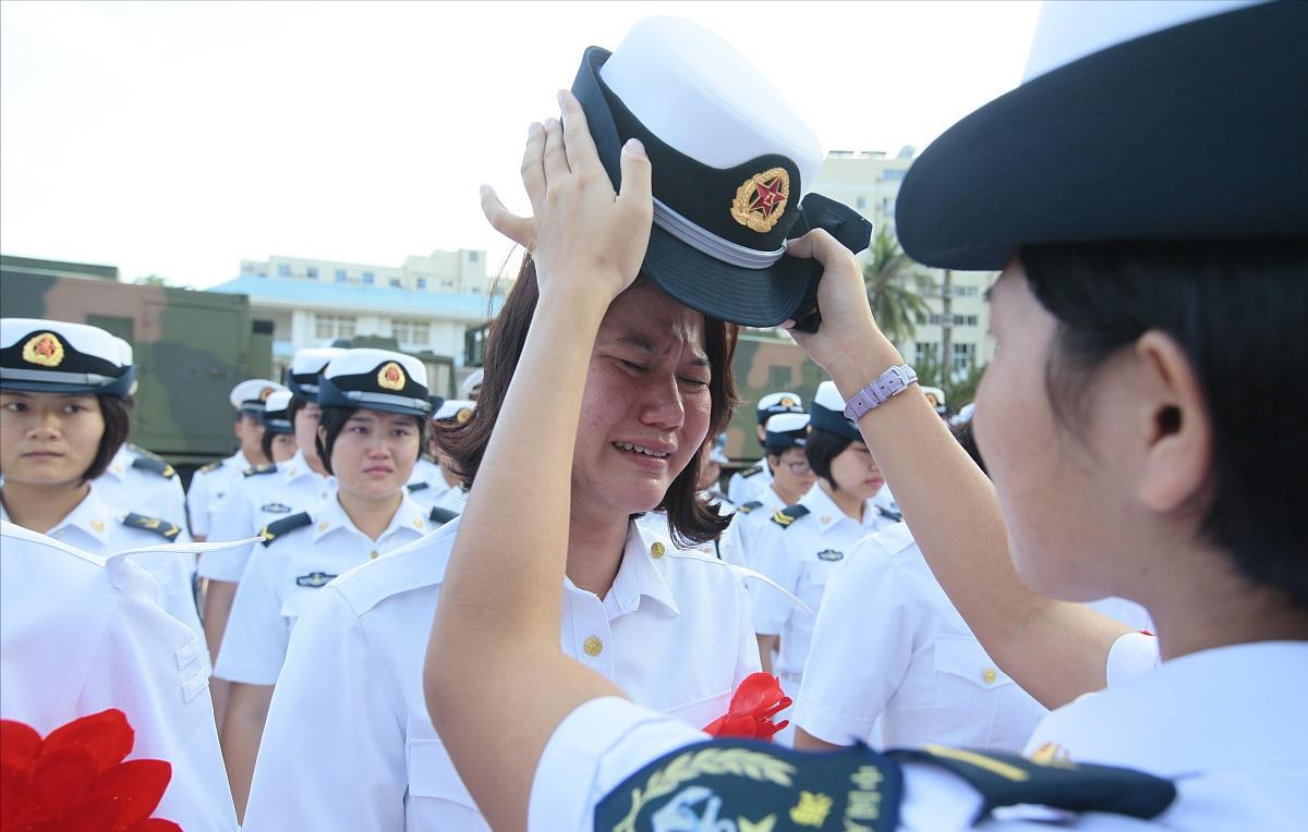 是繼續留隊還是先簽后換（兩年義務兵期滿，是“走”還是“留”，該如何抉擇？建議了解）