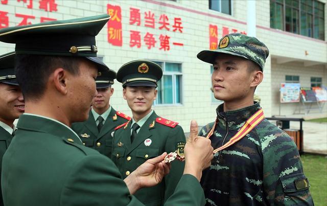 是繼續留隊還是先簽后換（兩年義務兵期滿，是“走”還是“留”，該如何抉擇？建議了解）