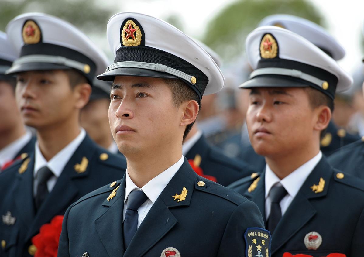 是繼續留隊還是先簽后換（兩年義務兵期滿，是“走”還是“留”，該如何抉擇？建議了解）