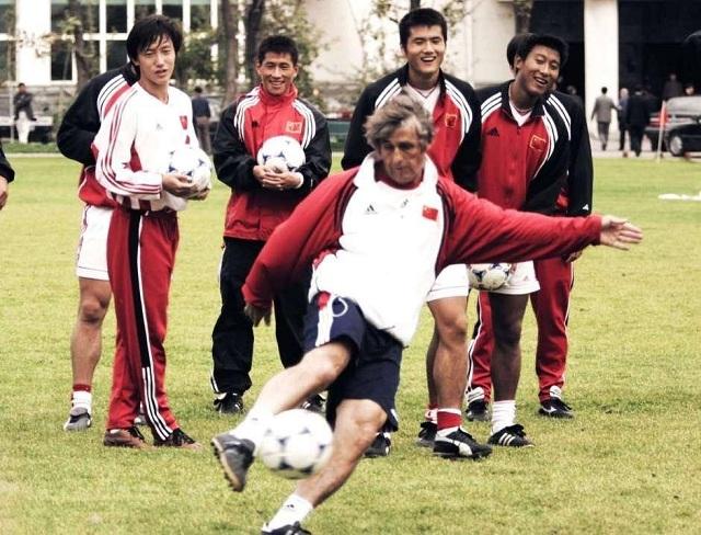 98世界杯預選賽中國隊（回顧國足2002年晉級世界杯：占天時地利人和，現役國足為何趕不上）