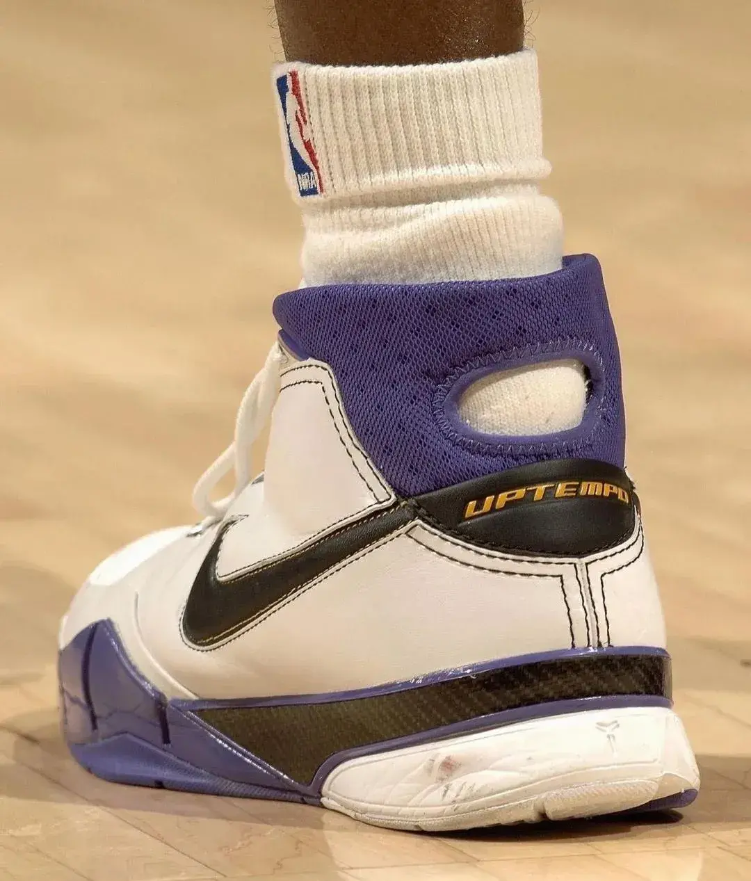 科比上腳過的球鞋（NBA球員上腳：科比單場81分16周年，5雙國產(chǎn)球鞋來了）