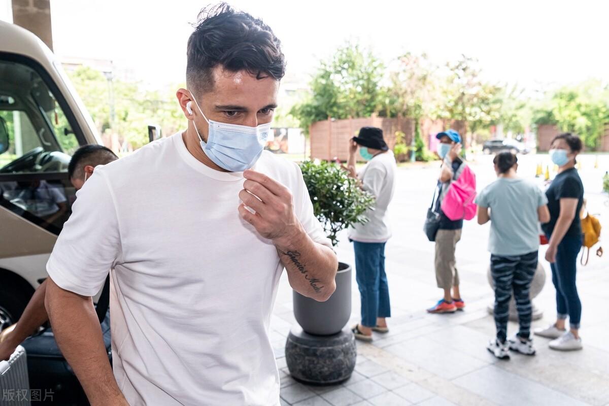 為什么足協(xié)禁止歸化球員進中超（誰是幕后黑手？歸化國腳想踢中超卻無法登場，身后巨大利益網(wǎng)裹挾）