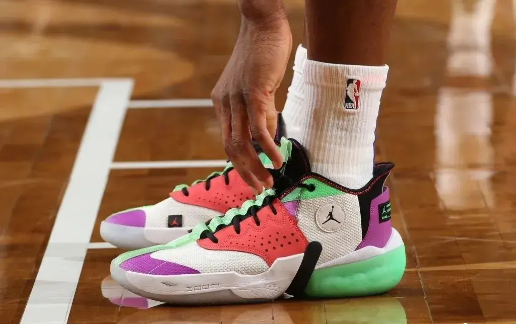 科比上腳過的球鞋（NBA球員上腳：科比單場81分16周年，5雙國產(chǎn)球鞋來了）