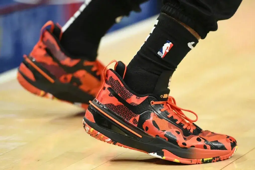科比上腳過的球鞋（NBA球員上腳：科比單場81分16周年，5雙國產(chǎn)球鞋來了）