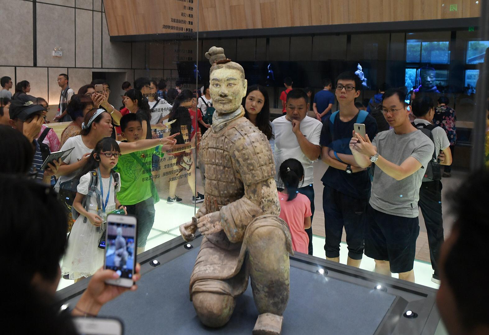 秦始皇兵馬俑（秦始皇陵里有一神秘兵馬俑，至今無法解釋，僅向世人展示過四次）