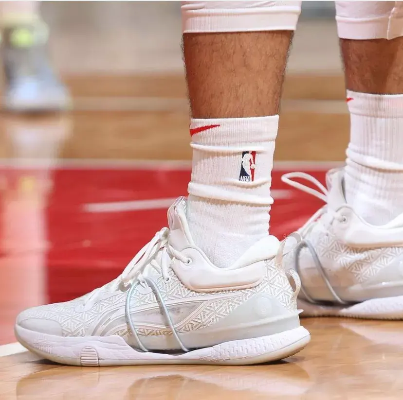 科比上腳過的球鞋（NBA球員上腳：科比單場81分16周年，5雙國產(chǎn)球鞋來了）