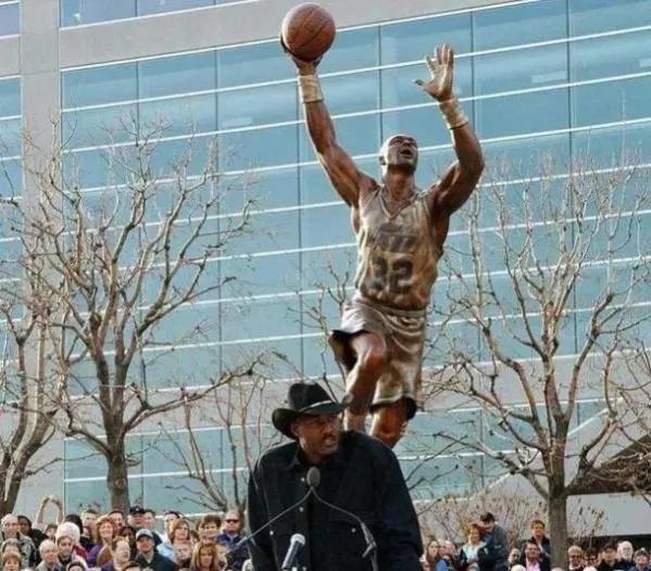 有哪些nba球星有塑像（盤點NBA中讓球隊塑立雕像的球星，下一個擁有雕像的會是誰？）