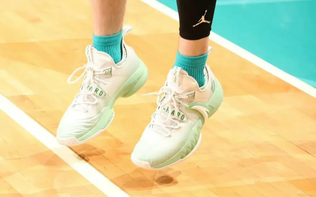 科比上腳過的球鞋（NBA球員上腳：科比單場81分16周年，5雙國產(chǎn)球鞋來了）