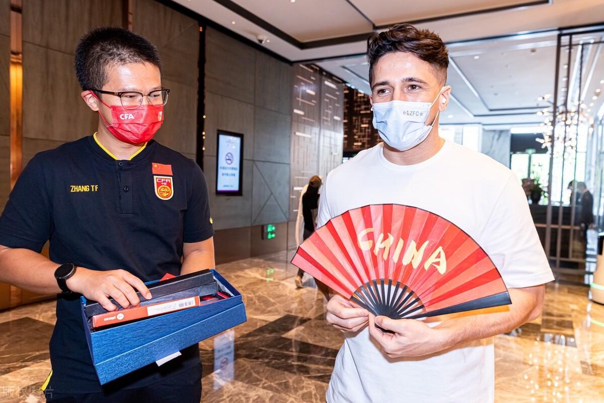 為什么足協(xié)禁止歸化球員進中超（誰是幕后黑手？歸化國腳想踢中超卻無法登場，身后巨大利益網(wǎng)裹挾）