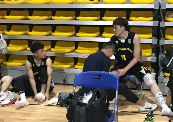 cba100籃球命中率（3秒壓哨絕殺！CBA總決賽100%命中率，這個(gè)廣東小伙贊）