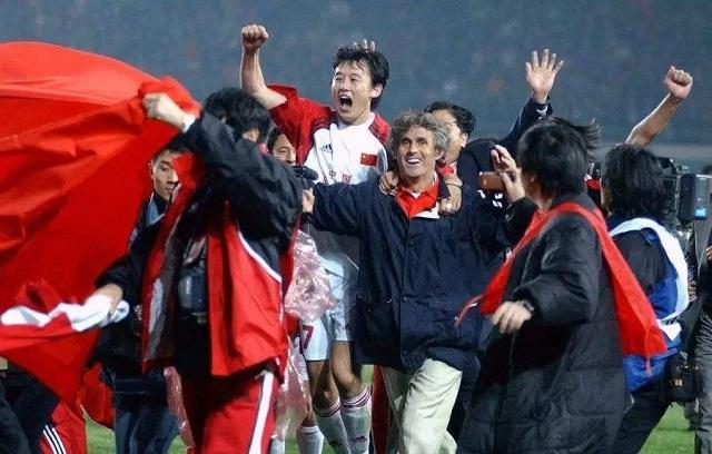 98世界杯預選賽中國隊（回顧國足2002年晉級世界杯：占天時地利人和，現役國足為何趕不上）