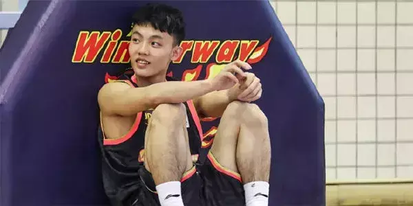 cba100籃球命中率（3秒壓哨絕殺！CBA總決賽100%命中率，這個(gè)廣東小伙贊）
