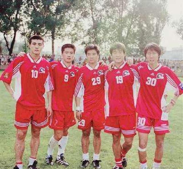98世界杯預選賽中國隊（回顧國足2002年晉級世界杯：占天時地利人和，現役國足為何趕不上）