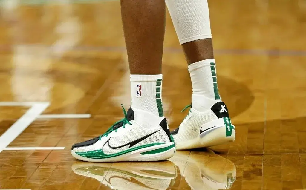 科比上腳過的球鞋（NBA球員上腳：科比單場81分16周年，5雙國產(chǎn)球鞋來了）