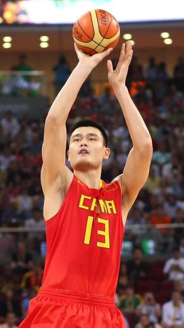 2008年籃球美國vs中國比分（中國隊(duì)08年奧運(yùn)會(huì)對(duì)陣美國隊(duì)，姚明拿下13分，科比和老詹是這數(shù)據(jù)）