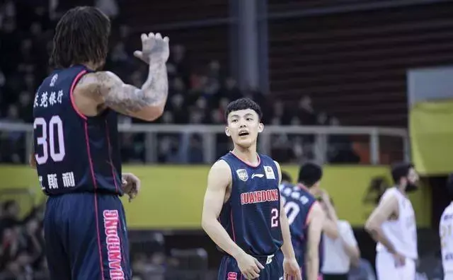 cba100籃球命中率（3秒壓哨絕殺！CBA總決賽100%命中率，這個(gè)廣東小伙贊）