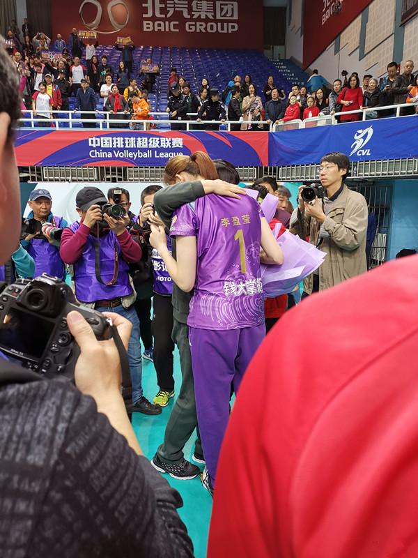 女排輸了為什么李盈瑩哭的最難過（天津女排哭了，李盈瑩淚灑賽場，哭得好傷心，美女副攻笑著流眼淚）