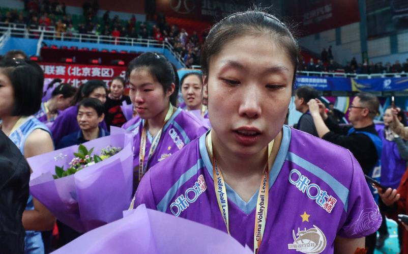 女排輸了為什么李盈瑩哭的最難過（天津女排哭了，李盈瑩淚灑賽場，哭得好傷心，美女副攻笑著流眼淚）
