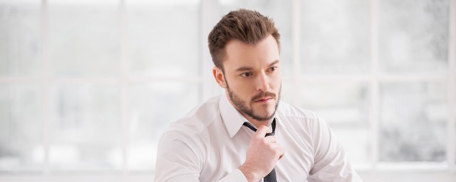 男生額頭比較窄適合什么發(fā)型