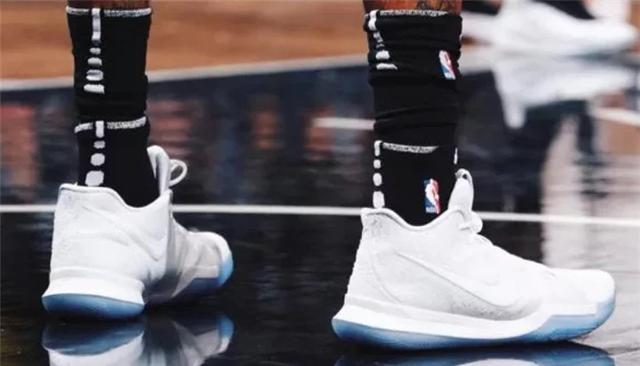 為什么nba球星穿襪子拖鞋（NBA球員比賽為何穿兩雙襪子？只有資深球迷才懂，實(shí)力提升是真大）