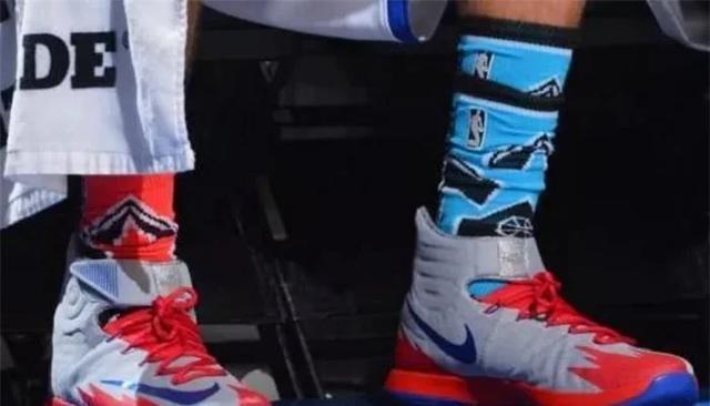 為什么nba球星穿襪子拖鞋（NBA球員比賽為何穿兩雙襪子？只有資深球迷才懂，實(shí)力提升是真大）