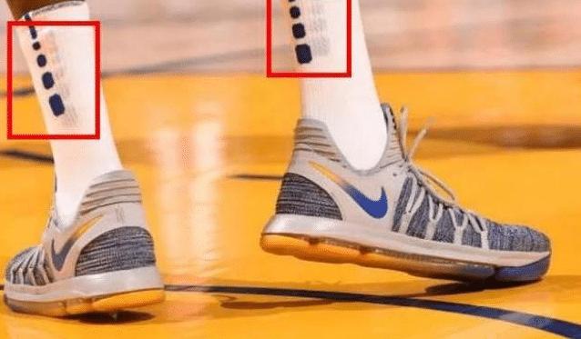 為什么nba球星穿襪子拖鞋（NBA球員比賽為何穿兩雙襪子？只有資深球迷才懂，實(shí)力提升是真大）