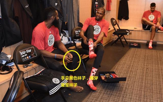 為什么nba球星穿襪子拖鞋（NBA球員比賽為何穿兩雙襪子？只有資深球迷才懂，實(shí)力提升是真大）