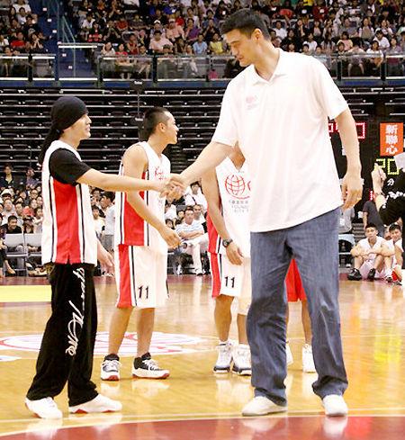 姚明慈善賽臺北開打（回顧2010年姚基金臺北慈善賽，臺北市長陪坐場邊，林書豪剛進(jìn)入NBA，周杰倫、羅志祥當(dāng)場跪拜姚明）