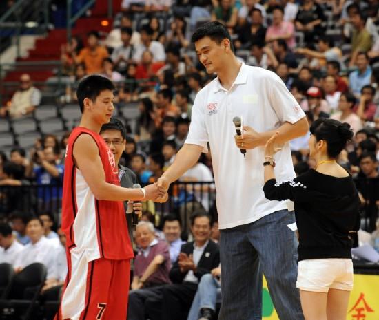 姚明慈善賽臺北開打（回顧2010年姚基金臺北慈善賽，臺北市長陪坐場邊，林書豪剛進(jìn)入NBA，周杰倫、羅志祥當(dāng)場跪拜姚明）