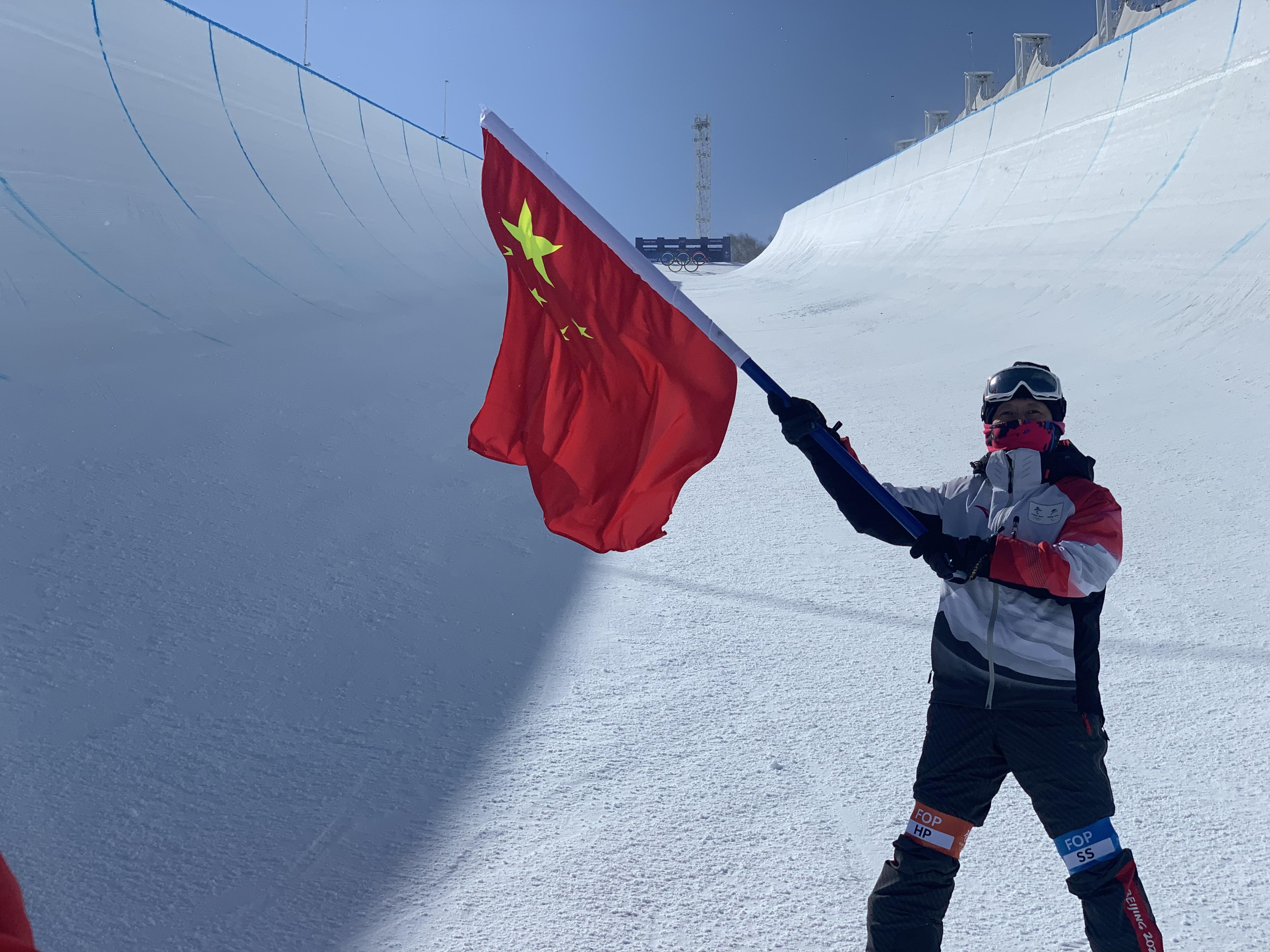 滑雪的單板和雙板有啥區別（初上雪場，滑雪板選擇單板還是雙板好？冬奧裁判劉鑫為您解析）
