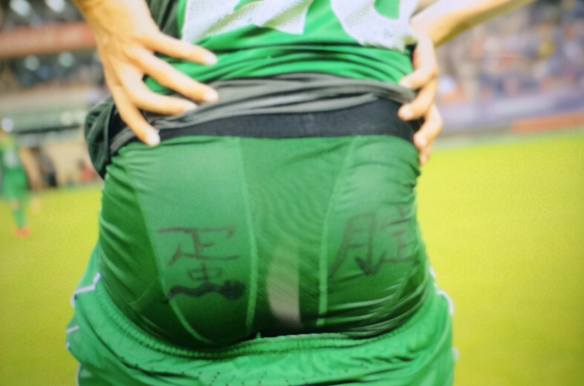 轉(zhuǎn)載足球場(chǎng)上老二走光圖片（巴西賽場(chǎng)球員露下體引數(shù)十人群毆，國(guó)安也曾有人如此羞辱申花）