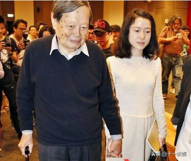 不是很重的傷（楊振寧摔倒后住院，知情人士透露只是扭傷了一下胳膊，并無大礙）