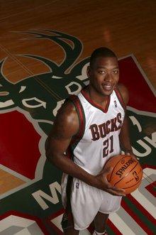 nba西蒙斯效力過哪些球隊(duì)（“絲綢”西蒙斯，10年的NBA生涯，他一共賺到多少薪金？）