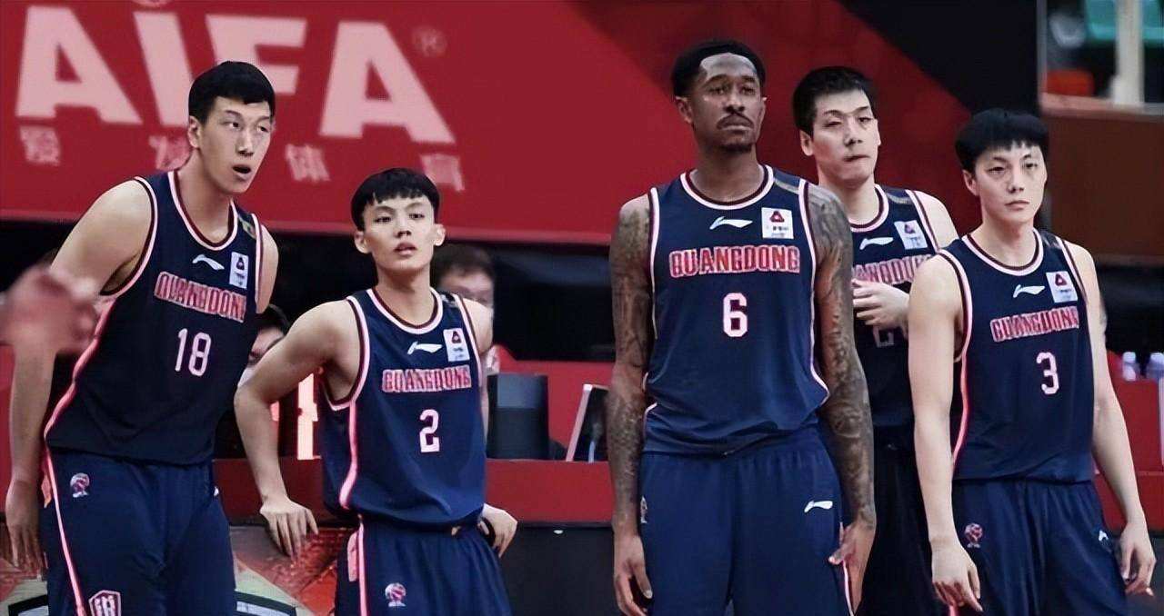 三后衛陣容為何能稱霸全聯盟（11冠王朝把未來堵在馬尚身上！你瞧不起的三后衛在廣東還可以逆襲）
