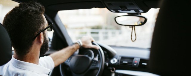 一道橫杠車標是什么車