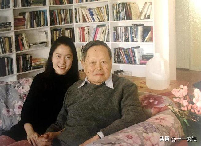 不是很重的傷（楊振寧摔倒后住院，知情人士透露只是扭傷了一下胳膊，并無大礙）