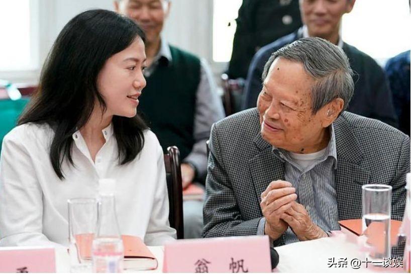 不是很重的傷（楊振寧摔倒后住院，知情人士透露只是扭傷了一下胳膊，并無大礙）