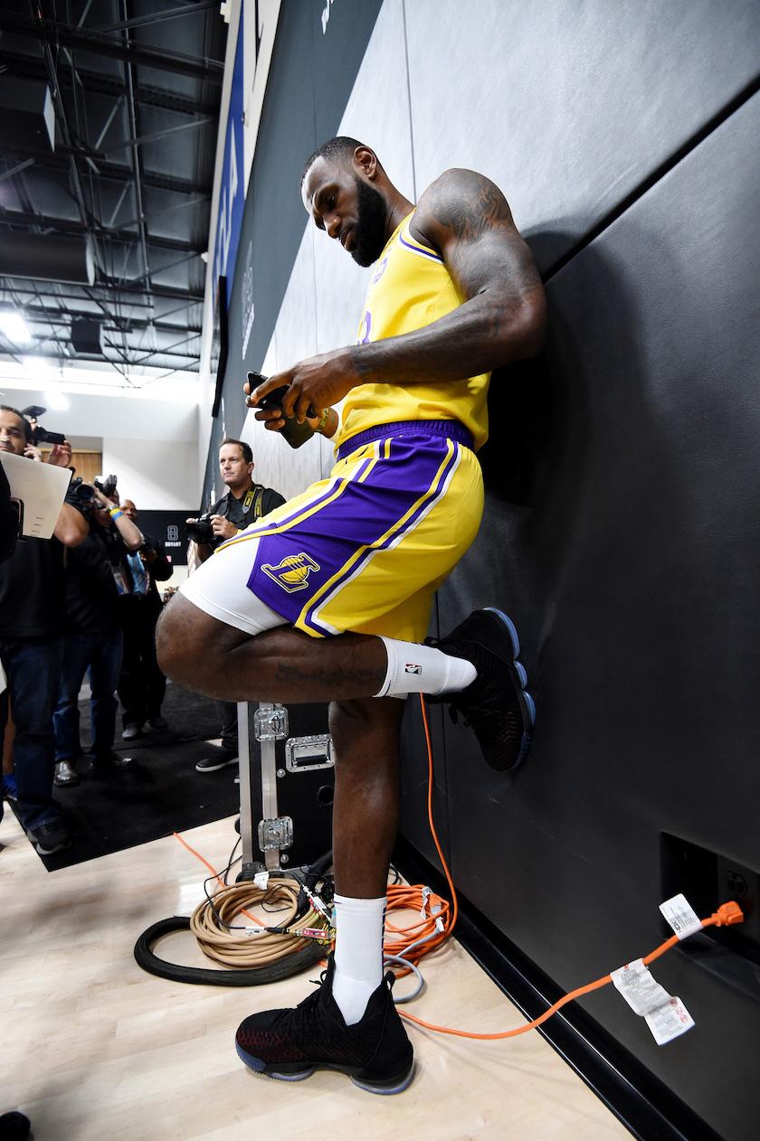 為什么nba比賽在晚上（昨晚熬夜今天打鐵，NBA球員的“網(wǎng)癮”可能直接影響球場(chǎng)表現(xiàn)）